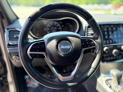 Used 2019 Jeep Grand Cherokee Overland AWD/4WD image 12