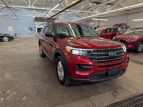 Used 2023 Ford Explorer XLT AWD/4WD image 7