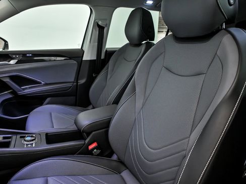 Used 2025 Volkswagen Tiguan SE w/ Panoramic Sunroof Package image 13