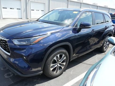 Used 2024 Toyota Highlander XLE FWD image 7