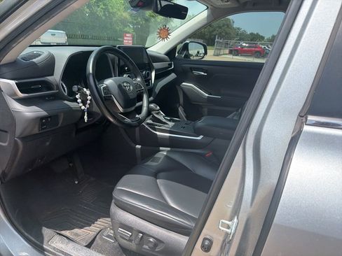 Used 2023 Toyota Highlander XLE FWD image 8