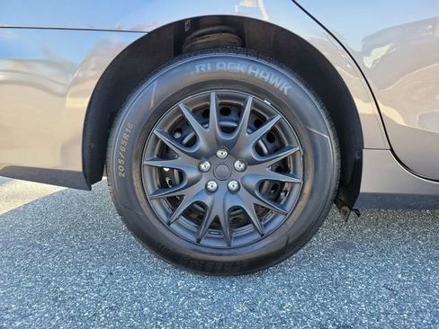 Used 2017 Toyota Camry LE FWD image 5
