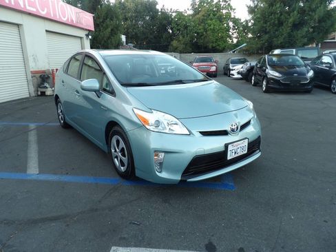 Used 2014 Toyota Prius Four FWD image 2
