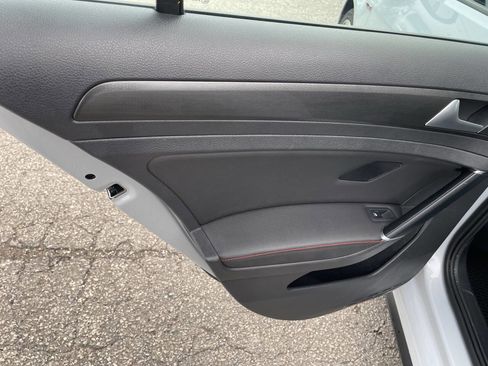 Used 2019 Volkswagen Golf 4-Door FWD image 18
