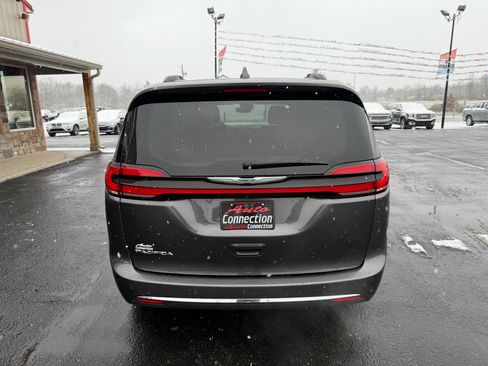 Used 2022 Chrysler Pacifica Touring-L image 5