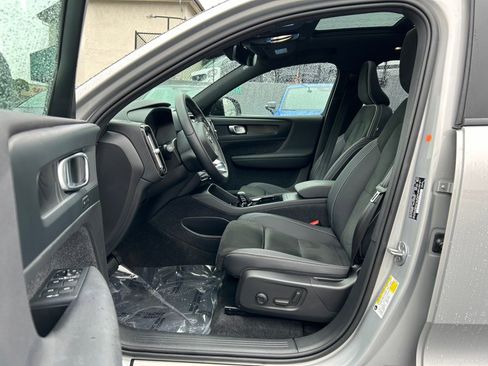 Used 2023 Volvo XC40 Recharge Plus image 11