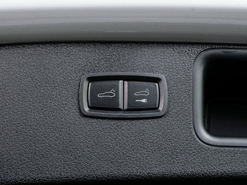 Certified 2026 Porsche Macan AWD/4WD image 32