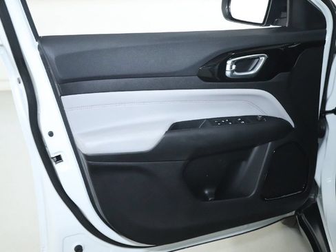 Used 2025 Jeep Compass Limited AWD/4WD image 15