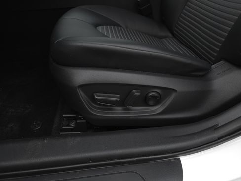 Used 2020 Toyota Camry SE image 10