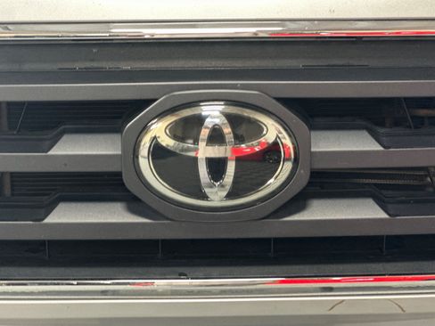 Used 2020 Toyota Tacoma SR5 RWD image 40