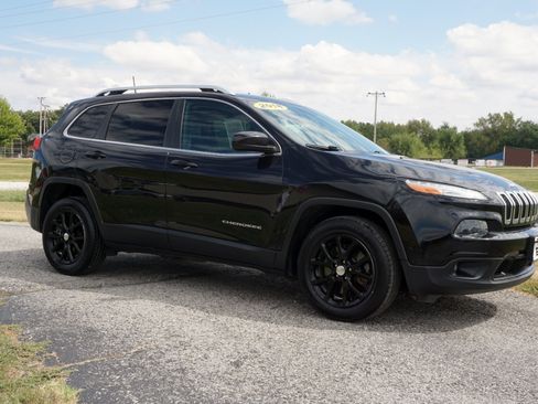 Used 2018 Jeep Cherokee Latitude Plus image 5