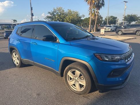 Used 2022 Jeep Compass Latitude FWD image 3
