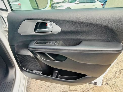Used 2019 Chrysler Pacifica Touring-L Plus w/ S Appearance Package FWD image 14