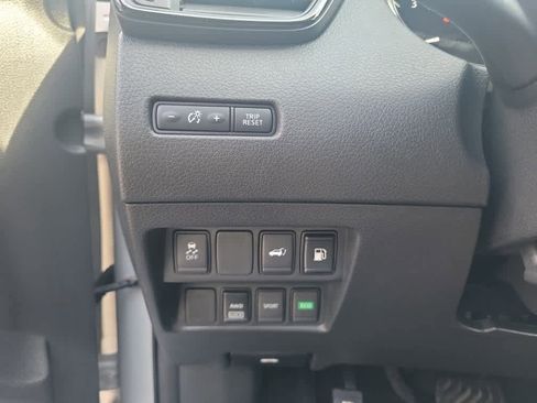 Used 2018 Nissan Rogue SV AWD/4WD image 18