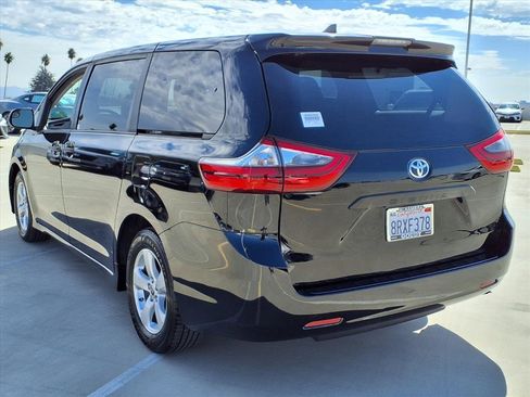 Used 2020 Toyota Sienna L image 4
