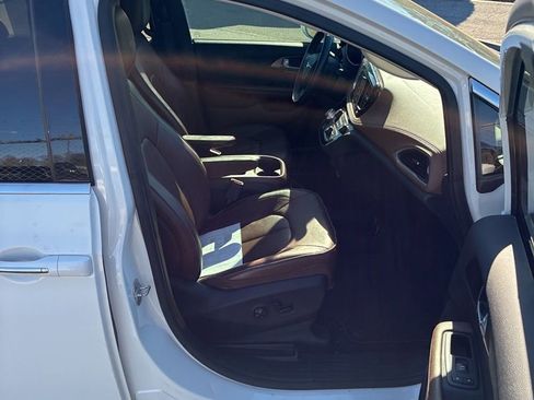 Used 2017 Chrysler Pacifica Limited w/ UConnect Theater Package image 6