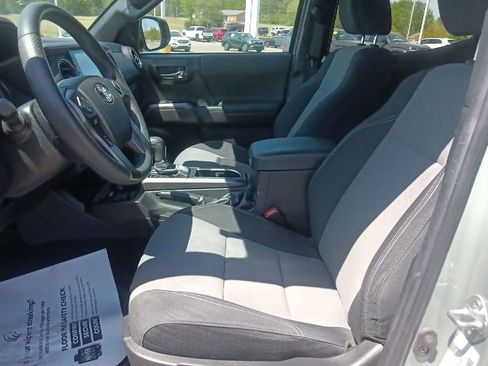 Used 2023 Toyota Tacoma TRD Off-Road AWD/4WD image 15