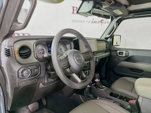 Used 2025 Jeep Gladiator Mojave w/ Convenience Group AWD/4WD image 11