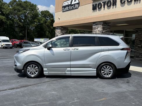 Used 2022 Toyota Sienna XLE w/ XLE Plus Package FWD image 2