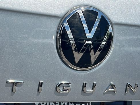 Certified 2024 Volkswagen Tiguan SE w/ Panoramic Sunroof Package AWD/4WD image 28