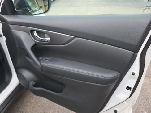 Used 2015 Nissan Rogue SV w/ SV Moonroof Package image 25