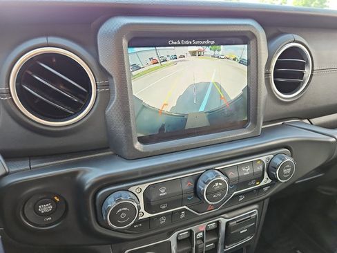 Used 2018 Jeep Wrangler Unlimited Sahara image 14