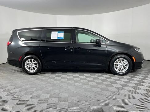 Used 2023 Chrysler Pacifica Touring-L FWD image 12