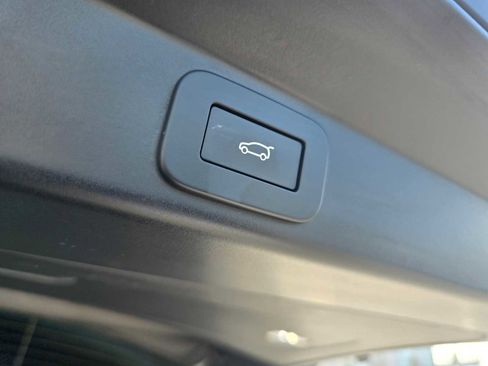 Used 2024 Land Rover Range Rover Sport SE image 18