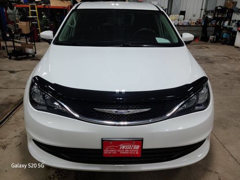 Used 2017 Chrysler Pacifica LX image 3