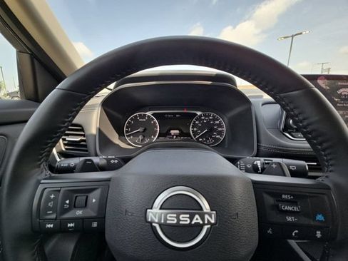 Used 2025 Nissan Rogue SV FWD image 25