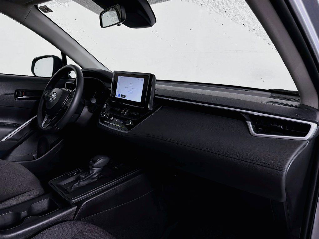 Used 2026 Toyota Corolla Cross LE FWD image 31