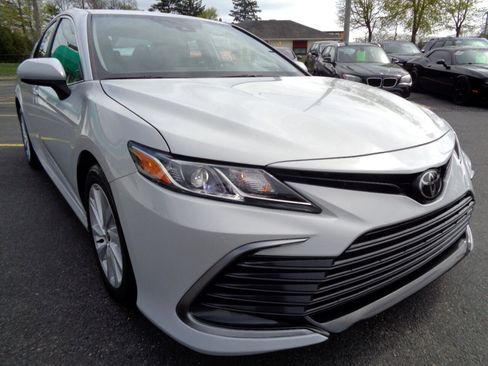 Used 2022 Toyota Camry LE image 12