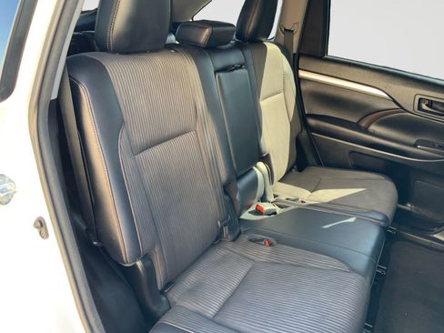 Used 2017 Toyota Highlander Plus FWD image 39