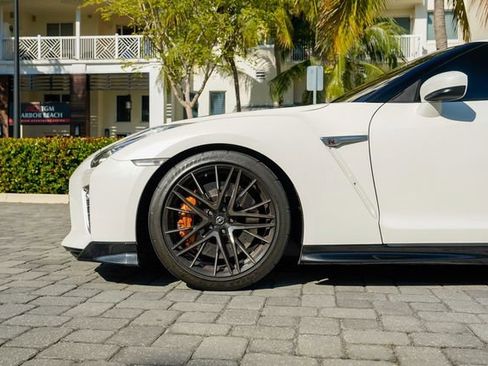 Used 2021 Nissan GT-R Premium image 13