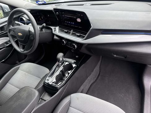 Used 2025 Chevrolet Trax LT FWD image 13