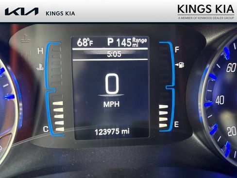 Used 2017 Chrysler Pacifica Touring-L FWD image 1
