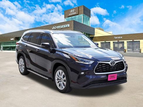 Used 2022 Toyota Highlander Limited FWD image 3