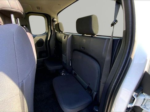 Used 2024 Nissan Frontier S w/ Tow Package image 16