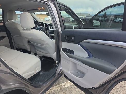 Used 2019 Toyota Highlander LE AWD/4WD image 30