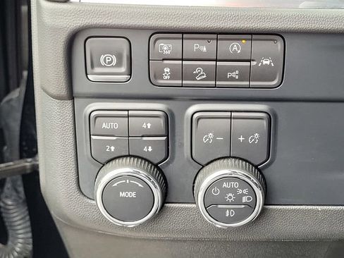 Used 2025 Chevrolet Suburban Z71 image 16