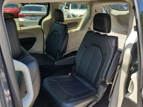 Used 2023 Chrysler Pacifica Touring-L FWD image 20