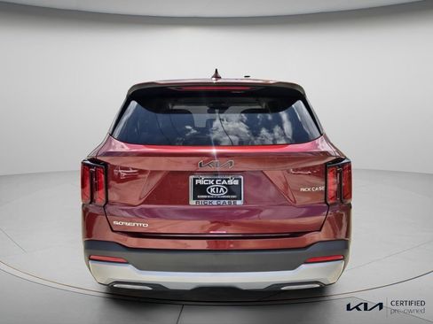 Certified 2025 Kia Sorento LX image 6