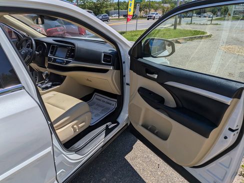 Used 2019 Toyota Highlander XLE AWD/4WD image 47
