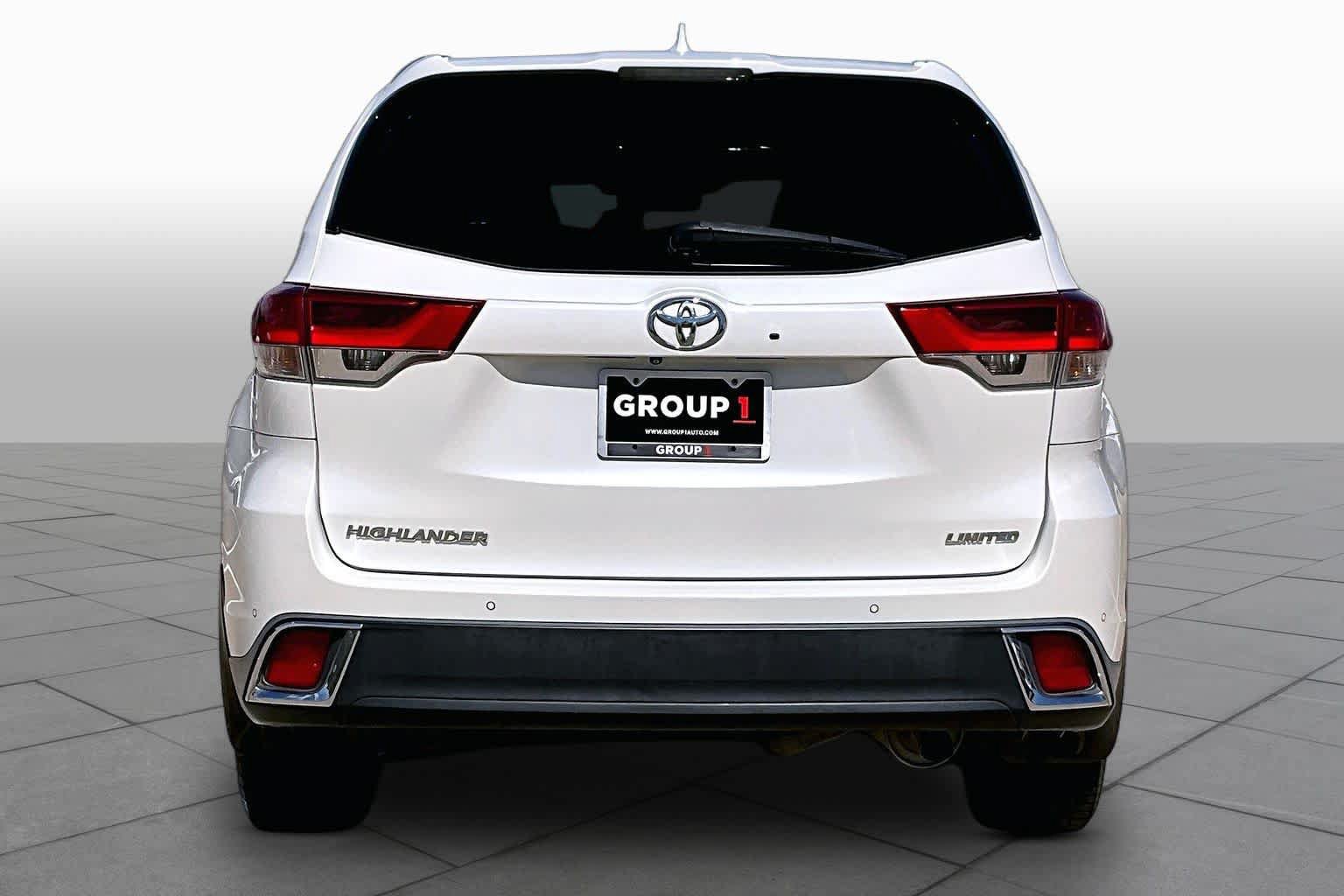 Used 2017 Toyota Highlander Limited Platinum FWD image 4