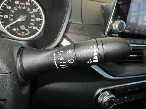 Used 2024 Nissan Altima 2.5 SV image 17