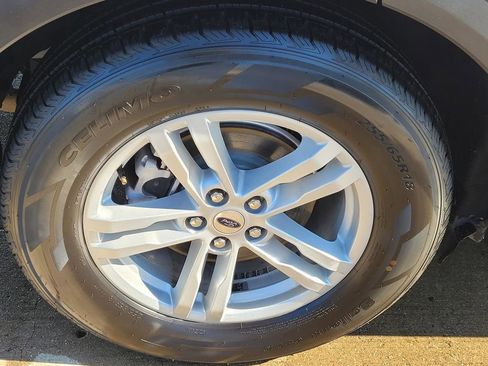 Used 2024 Ford Explorer XLT w/ Equipment Group 202A image 6