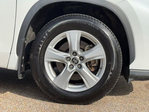 Used 2023 Toyota Highlander LE image 9