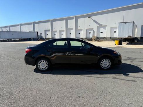 Used 2018 Toyota Corolla image 5