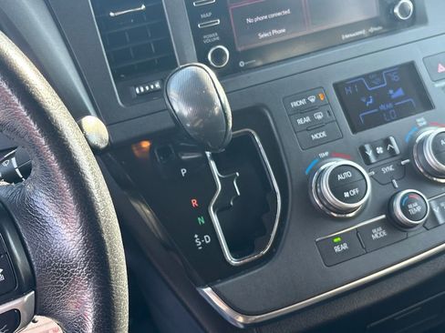 Used 2019 Toyota Sienna SE image 28