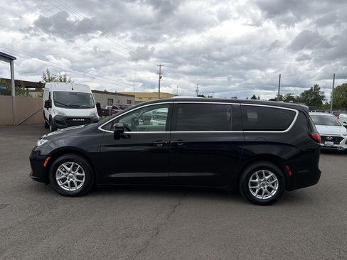 Used 2023 Chrysler Pacifica Touring-L FWD image 2
